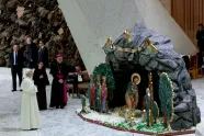 Pave Leo XIV står foran en julekrybbe i Paul VI-salen