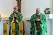 Biskop Erik Varden og pater Rafał Ochojski ved alteret i Vår Frue domkirke i Tromsø