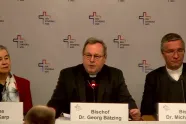 Biskop Georg Bätzing på pressekonferanse i Stuttgart