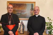 Kardinal Fernández og pater Pagliarani