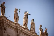 Statuer av Jesus og apostlene på Peterskirkens fasade