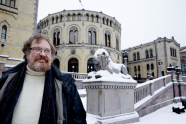 Kaare Seeberg Sidselrud, mann med skjegg, foran Stortinget i Oslo