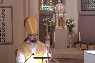 Biskop Fredrik preker ved påskevigilien 2025, St. Olav domkirke, Oslo. 
