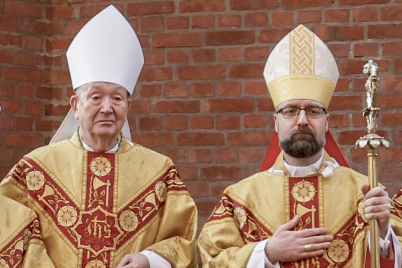 Biskop Bernt Eidsvig og biskop Fredrik Hansen bak St. Olav domkirke etter bispevigselen 18. januar 2025. 