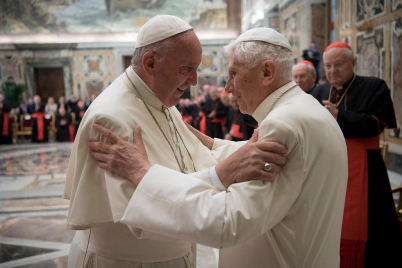 Pave Frans hilser på pave emeritus Benedikt XVI