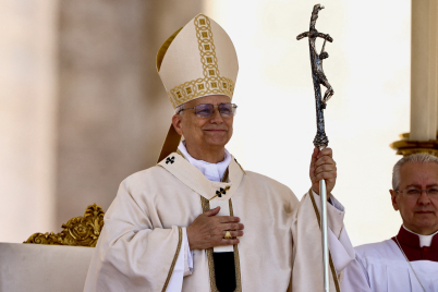 Pave Leo XIV ser utover mens han leder Regina Caeli-bønnen på Petersplassen i Vatikanet.