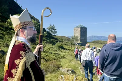 Biskop Fredrik Hansen på Selja med klosterruinene i bakgrunnen. 