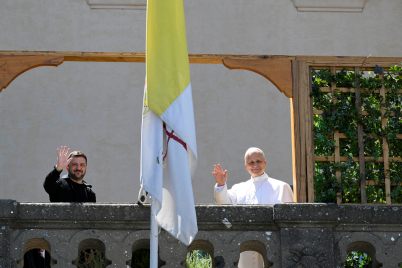 Pave Leo XIV og president Zelenskyj vinker fra Castel Gandolfo