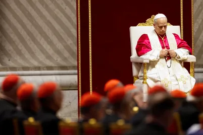 Pave Leo ber rosenkransen for fred i Peterskirken. 