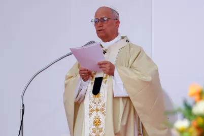 Pave Leo preker utendørs i Angola søndag 19. april 2026. 