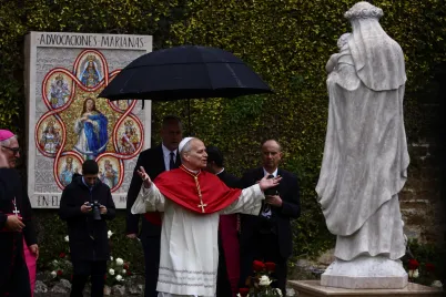 Pave Leo XIV innvier et mosaikkbilde av Jomfru Maria i Vatikanhagene