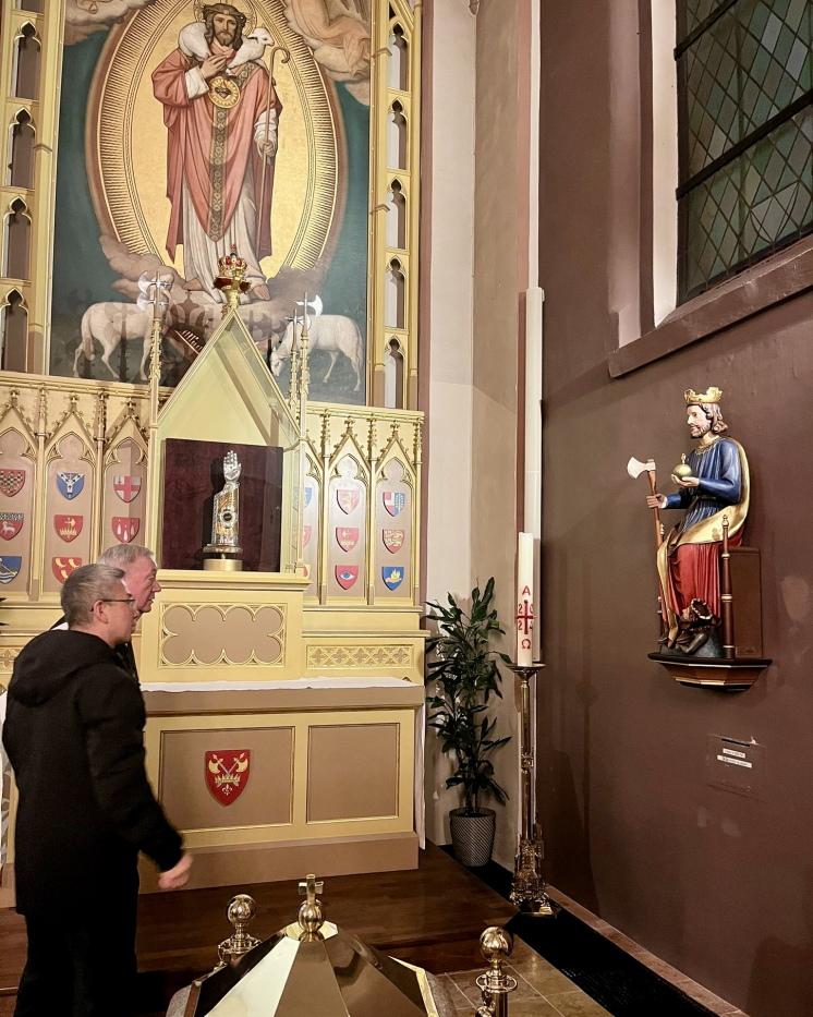 Biskop Bernt og p. Carlo Borromeo Le Hong Phuc inspiserer den nye olavsskulpturen i St. Olav domkirke, Oslo. 2025