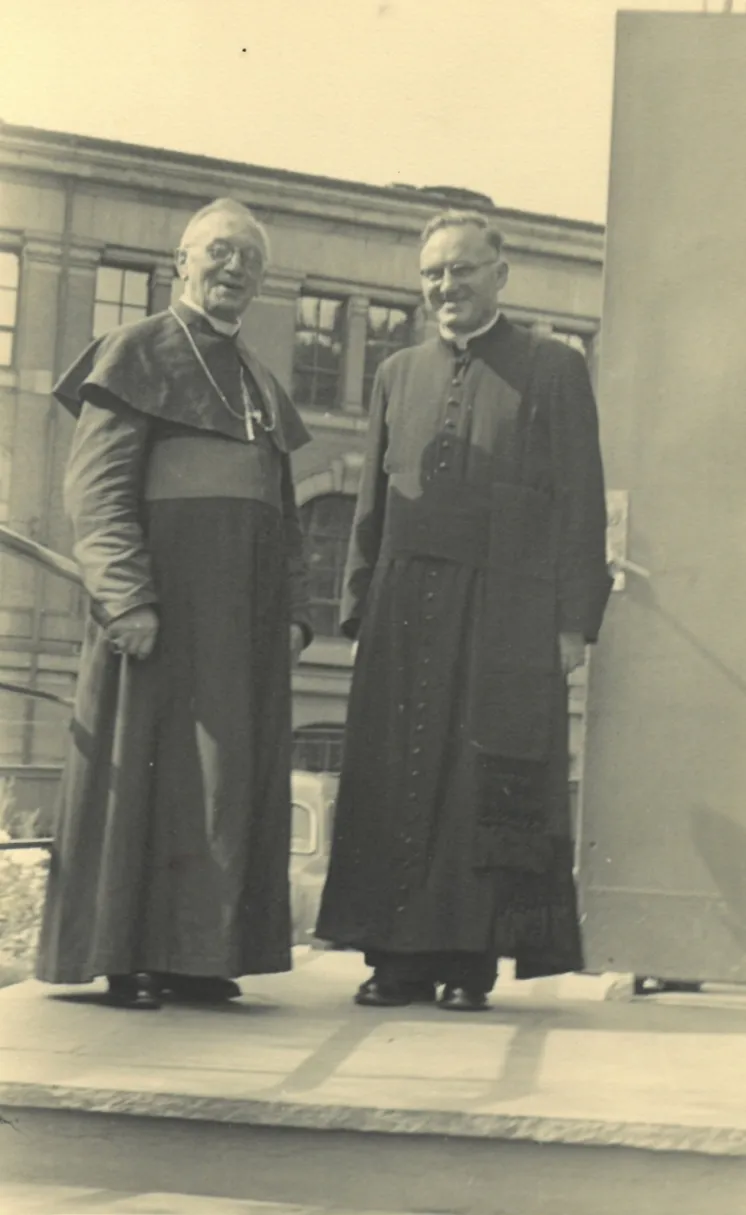 Biskop Jacob Mangers (1889–1972) og mgr. Franz Josef Fischedick (1902–1983). 