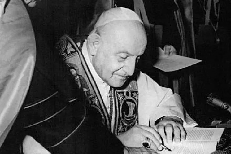 Pave Johannes XXIII signerer et dokument