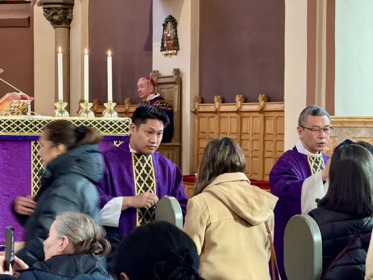 Pater Bjørn Tao Nguyen og p. Carlo Borromeo Le Hong Phuc under askeonsdagsmessen 2025. 