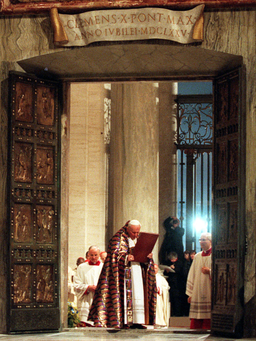 Pave Johannes Paul II foran Den hellige dør i Peterskirken i 2000