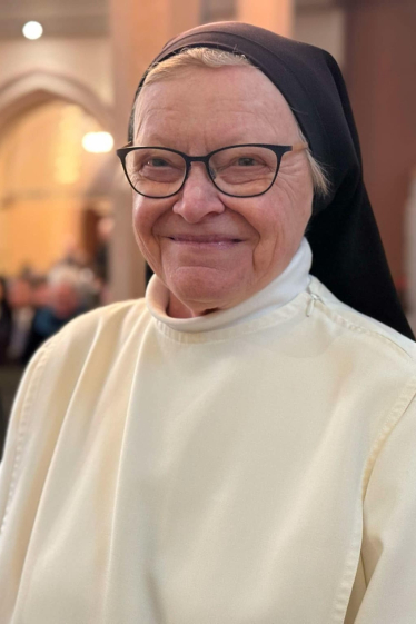 Sr. Else-Britt, ikledd hvit habitt, i St. Olav domkirke