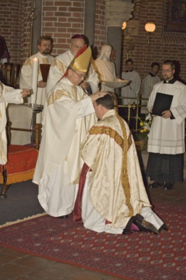 Biskop Schwenzer legger hender på biskop Eidsvig for å ordinere ham i Trefoldighetskirken