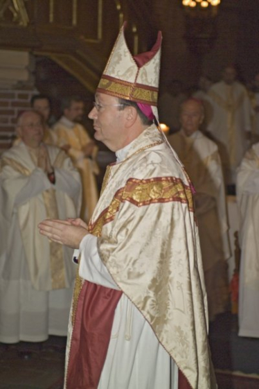 Biskop Bernt Eidsvig med mitra i Trefoldighetskirken