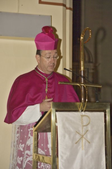 Biskop Bernt Eidsvig med biretta og bispestav ved lesepulten i St. Olav domkirke