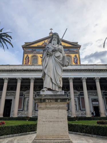 Paulus-statuen utenfor Paulus-basilikaen i Roma