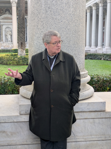 P. Torbjørn Holt lener seg mot en søyle utenfor Paulus-basilikaen i Roma