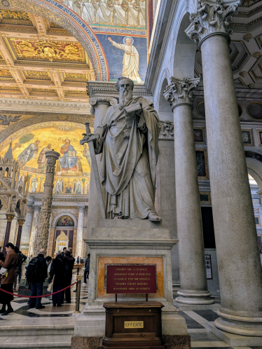 Paulus-statue inne i Paulus-basilikaen i Roma