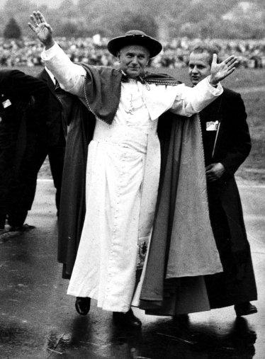 Pave Johannes Paul II besøker Polen kort tid etter sitt pavevalg