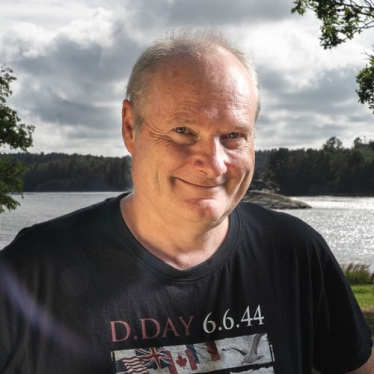 Bjørn Are Davidsen smiler, utendørs