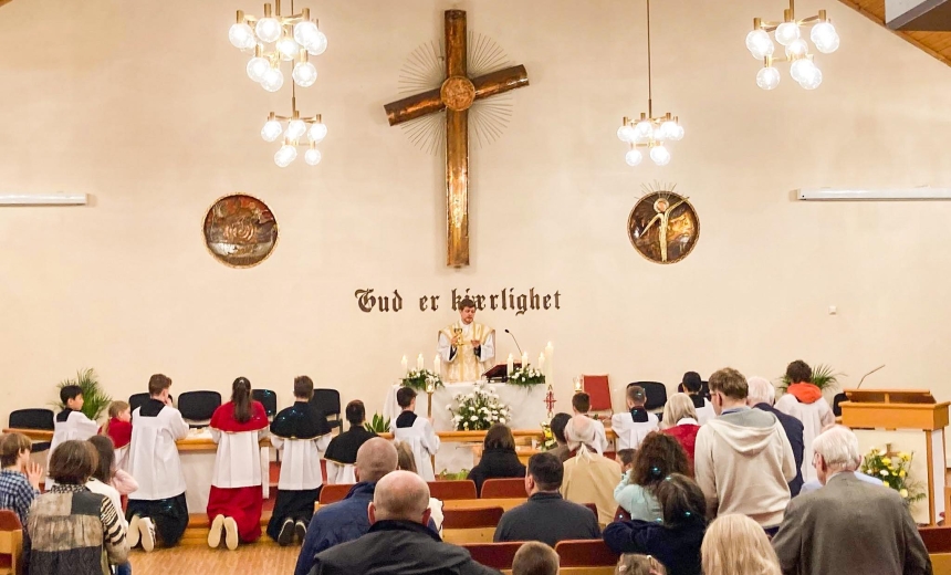 Innsiden av St. Teresia kirke i Hønefoss