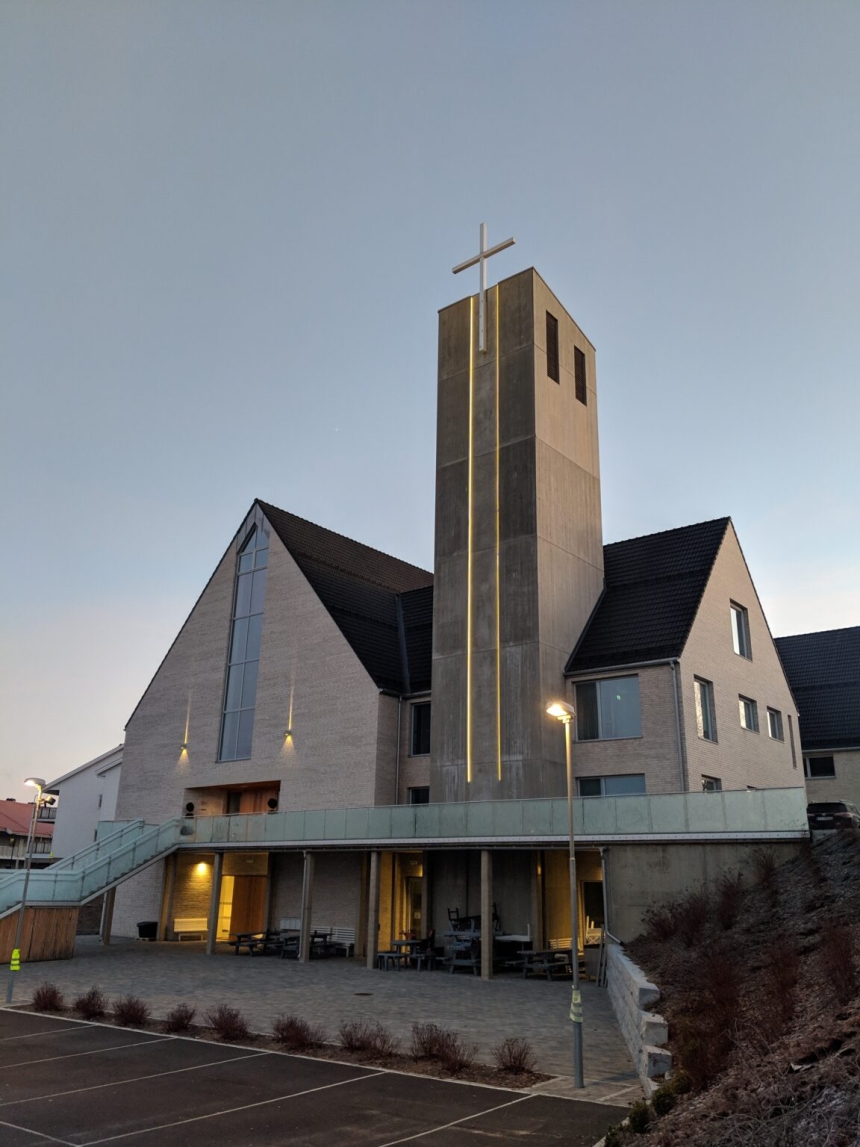 Utsiden av St. Gudmund i Jessheim