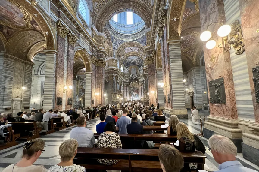 Norske troende feirer festmesse i San Carlo al Corso 16. oktober 2024. 
