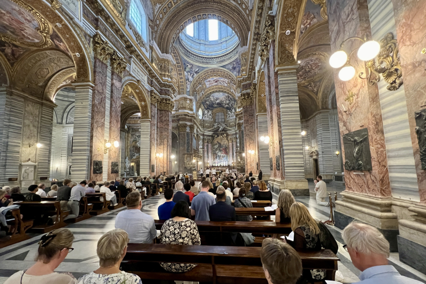 Norske troende feirer festmesse i San Carlo al Corso 16. oktober 2024. 