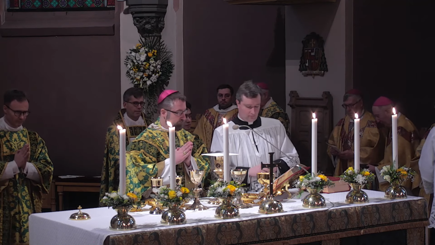 Biskop Fredrik Hansen feirer messe i St. Olav domkirke