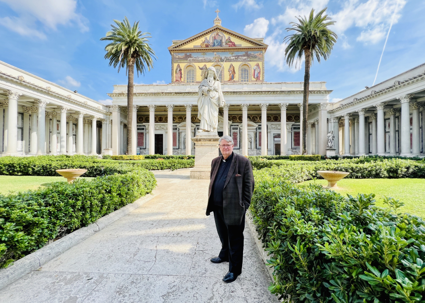 P. Torbjørn Holt utenfor St. Paul utenfor murene-basilikaen, Roma. 2023.
