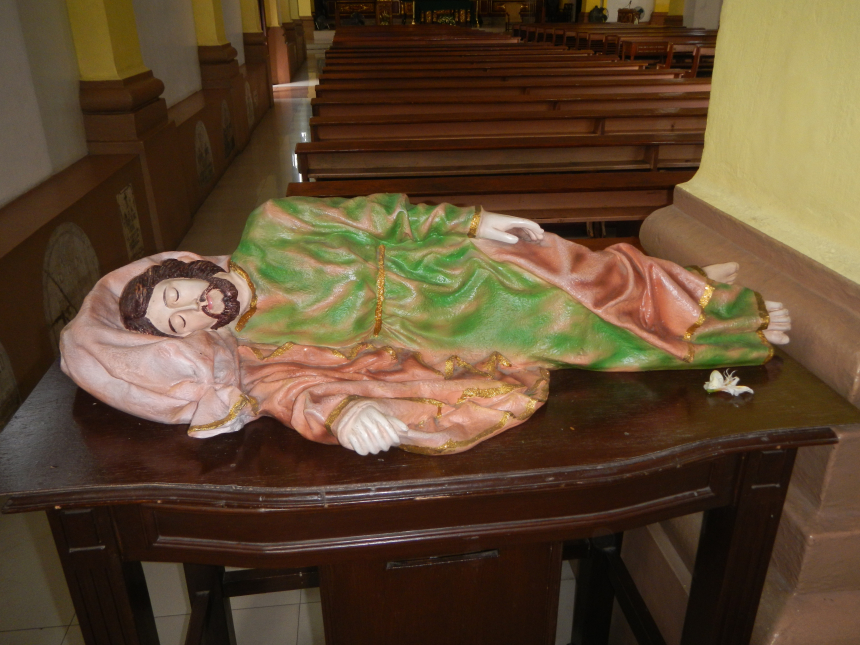 En stor statue av Josef som sover liggende, i en katolsk kirke