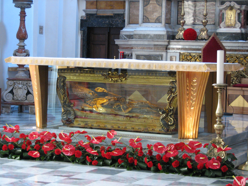 Et stort relikvieskrin i form av en kiste og figur av en biskop, under alteret i St. Valentin-basilikaen i Terni