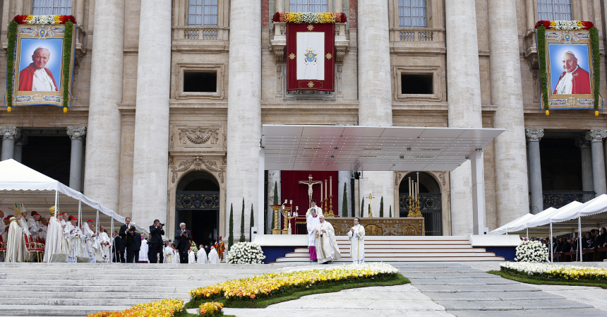 Pave Frans feirer kanoniseringen av pave Johannes XXIII og pave Johannes Paul II på Petersplassen