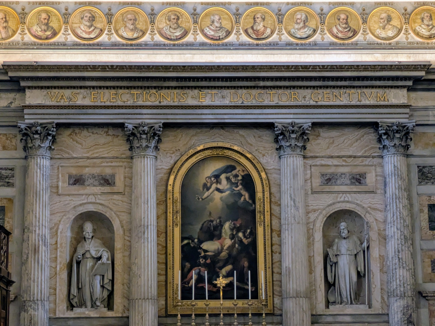 Innsiden av Paulus-basilikaen med en innskrift på latin