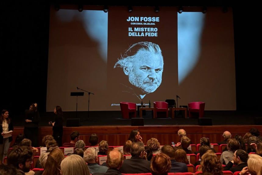 Mennesker sitter i en sal og venter på at Jon Fosse skal komme på en litteraturfestival i Roma