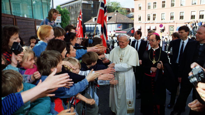 Pave Johannes Paul II hilser på barn utenfor St. Sunniva skole i Oslo