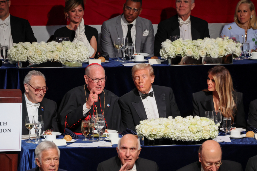 Chuck Schumer, kardinal Dolan, president Trump og Melania Trump sitter på rekke under en middag
