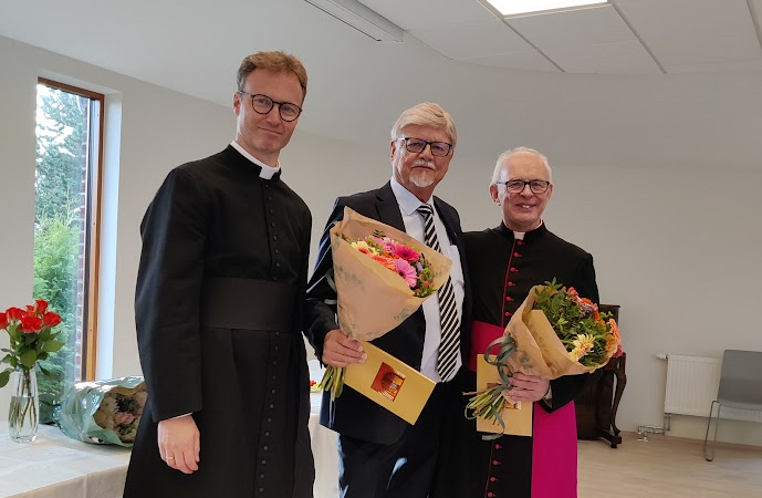 Diakon Sigurd Hareide, leder av bygningskomitéen, varaordfører Bent Moldvær fra Tønsberg kommune og Mgr. Torbjørn Olsen som var stedfortreder for biskop Eidsvig i anledning velsignelsen av nybyggene høsten 2024.