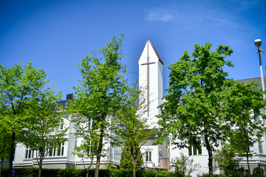 St. Svithun kirke i Stavanger mellom to hus