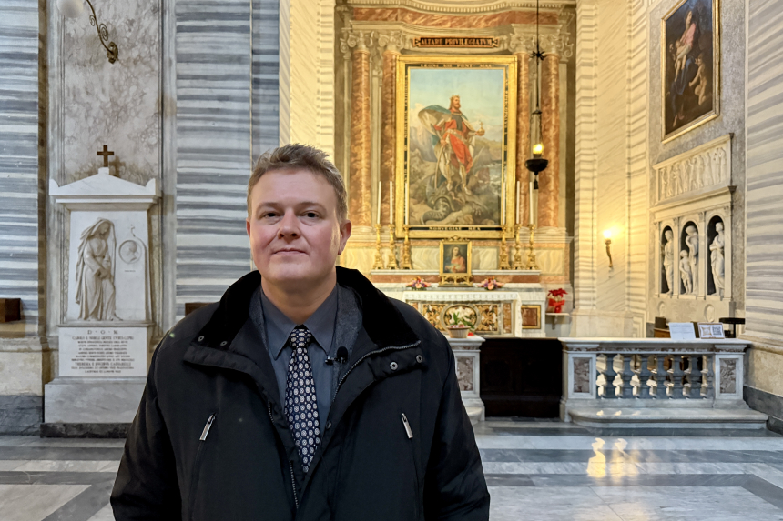 Sakristan Øyvind Justin Lone foran Olavsalteret, Roma. 