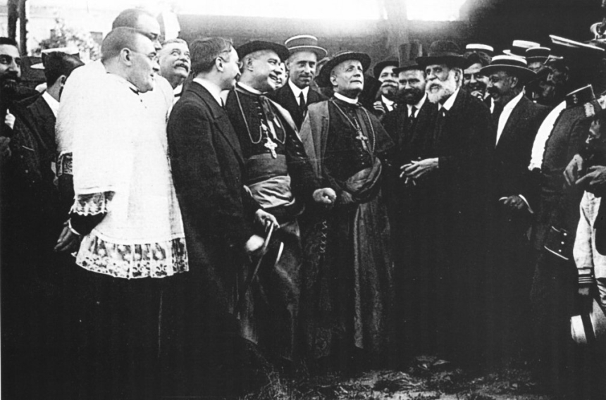 Antoní Gaudi viser frem basilikaen for kardinal Francesco Ragonesi