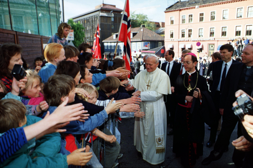Pave Johannes Paul II hilser på barn utenfor St. Sunniva skole i Oslo