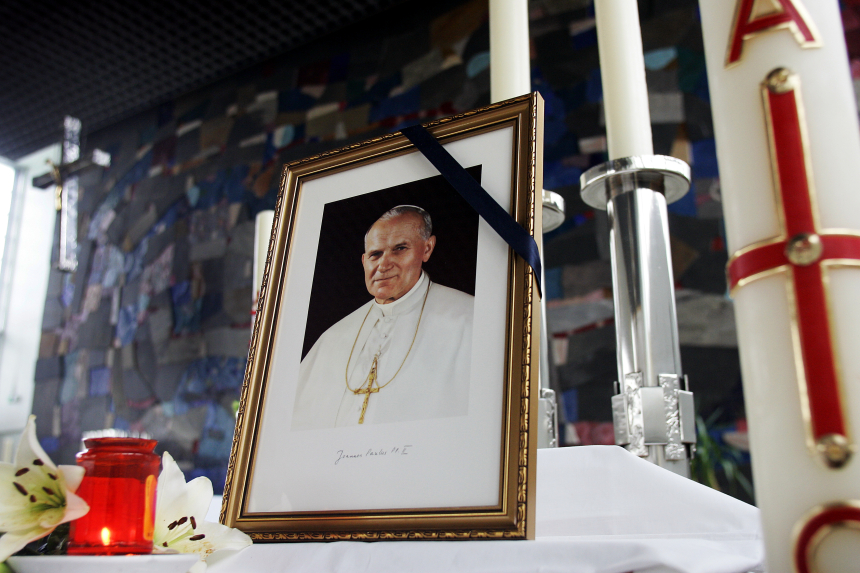 Bilde av pave Johannes Paul II med sort sørgebånd i St. Olav domkirke i Trondheim