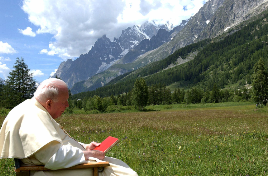 Pave Johannes Paul II sitter i en stol ved høye fjell i Italia