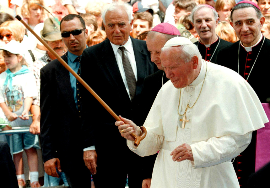 Pave Johannes Paul II hilser på en folkemengde med en stokk
